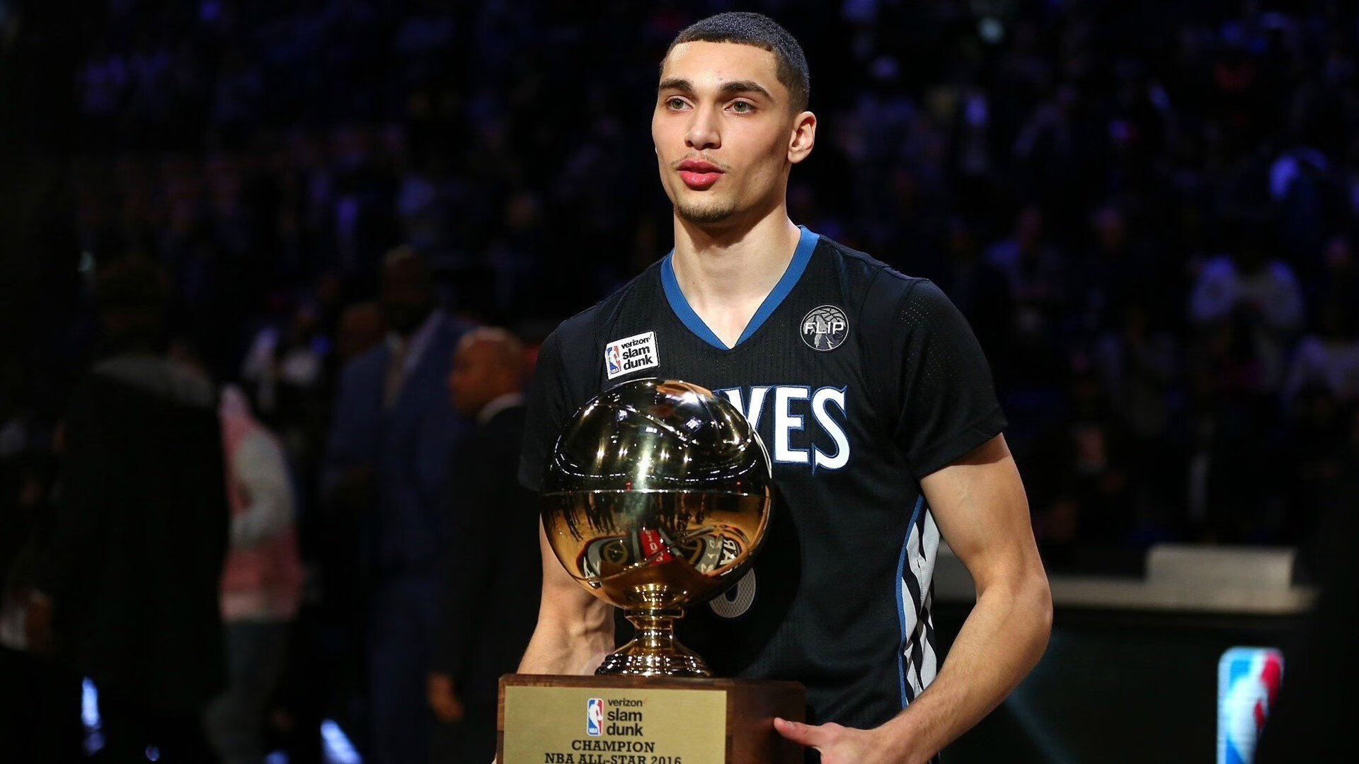 马德里竞技次回合险胜辽宁男篮，莱万砍下6记关键球，全场沸腾